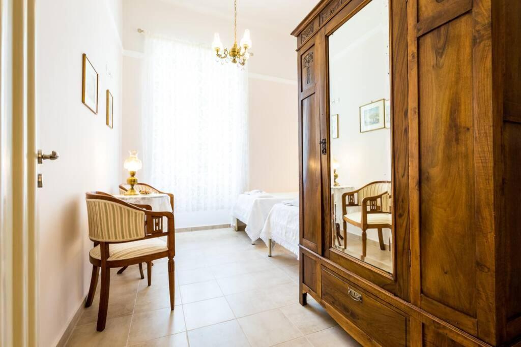 Neoclassical Flat With 2 Bedrooms In Le Pirée Extérieur photo