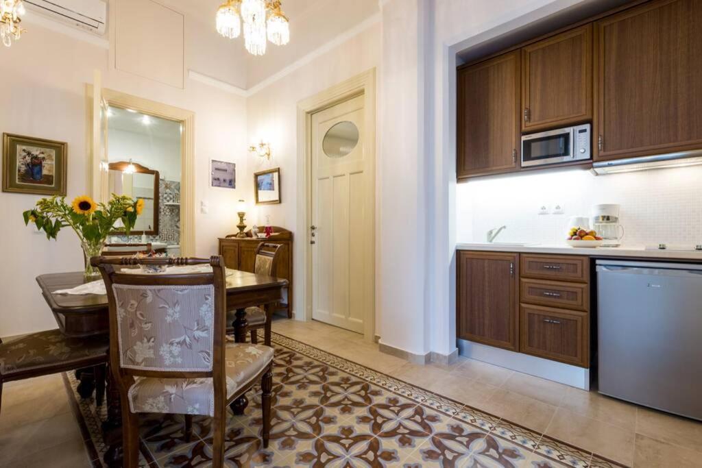 Neoclassical Flat With 2 Bedrooms In Le Pirée Extérieur photo
